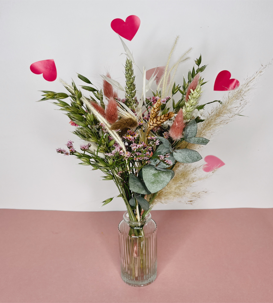 Bouquet de fleurs sechees rose clair avec vase