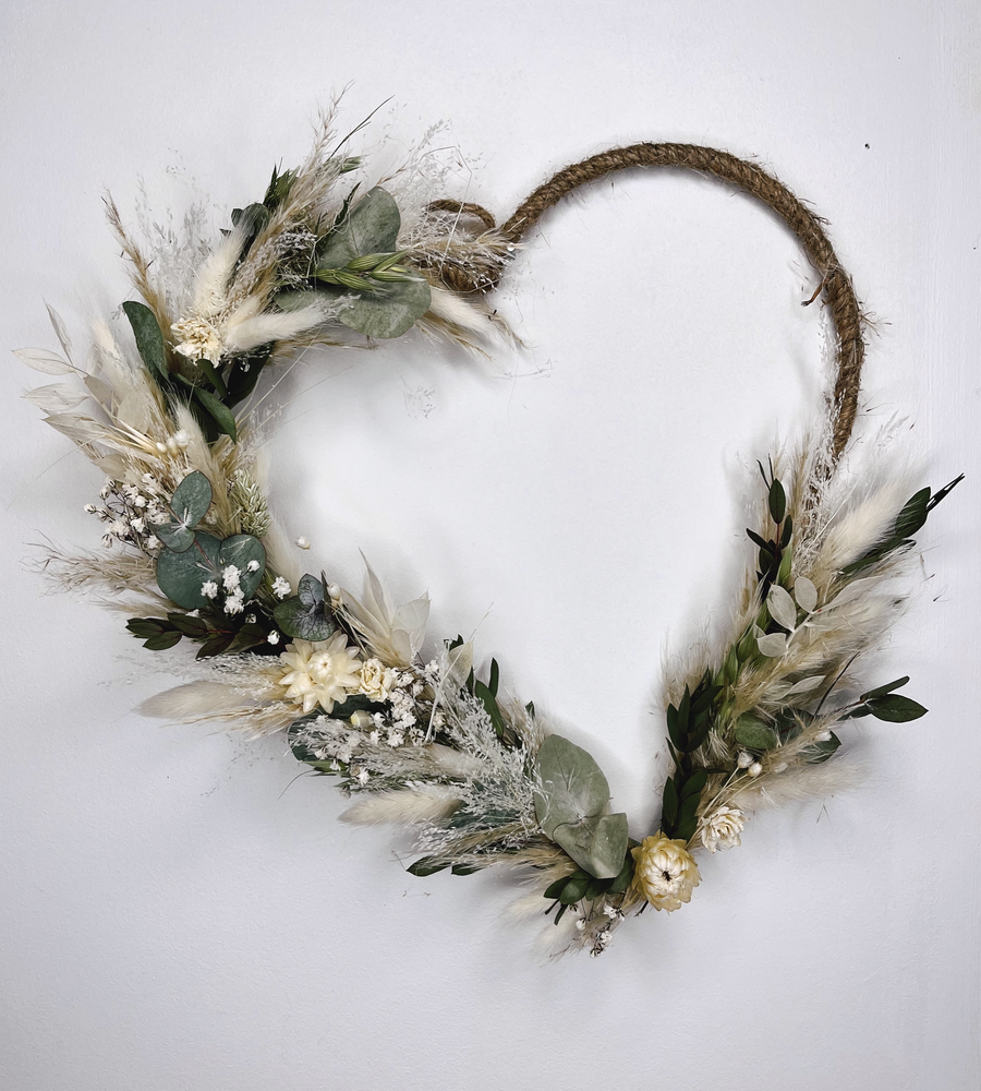 Couronne de fleurs séchées en forme de coeur