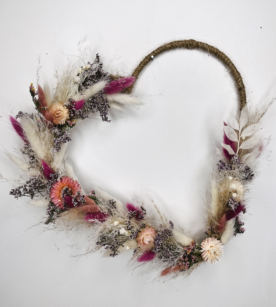 couronne de fleurs séchées en forme de coeur