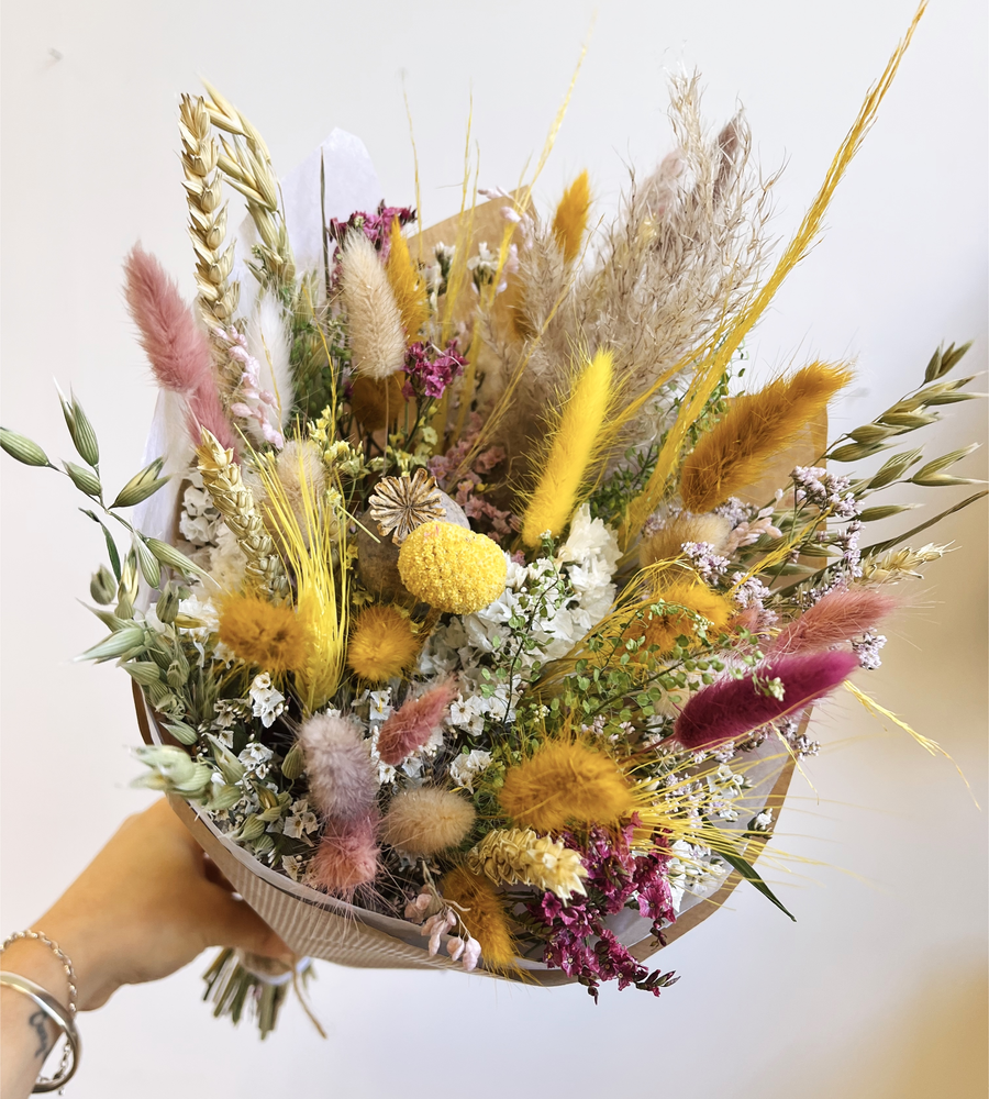 Bouquet de fleurs séchées tons roses et jaune