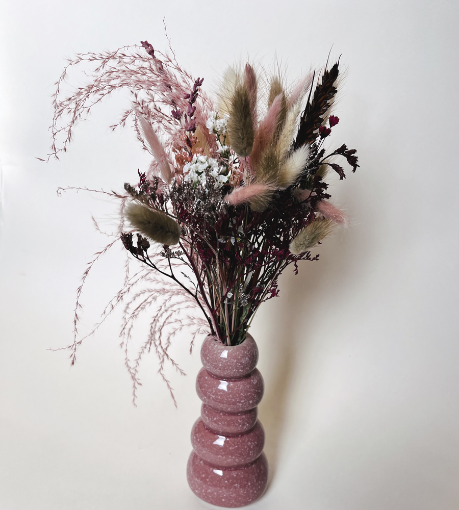 Bouquet de fleurs séchées rose avec vase en ceramique