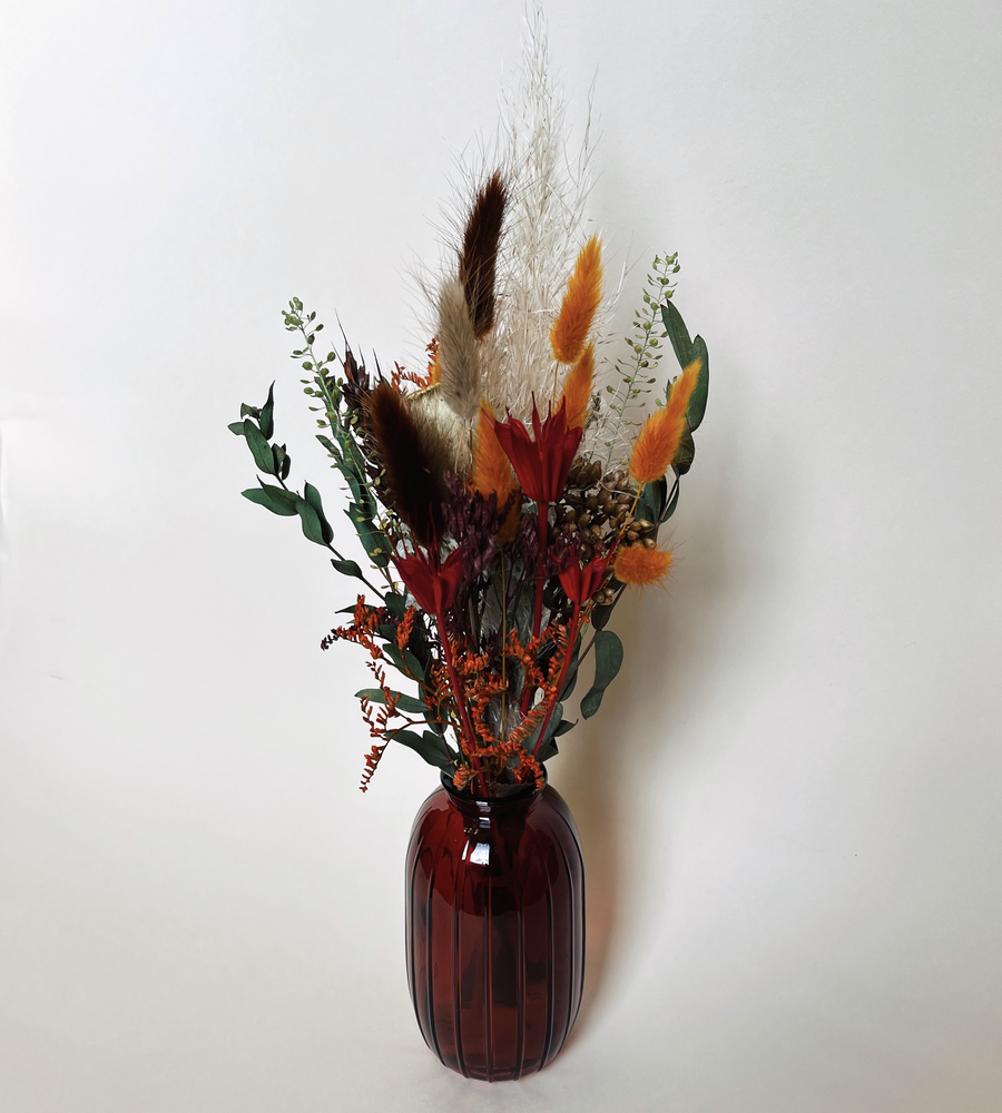 Bouquet de fleurs séchées tons marron, orangés avec vase en verre