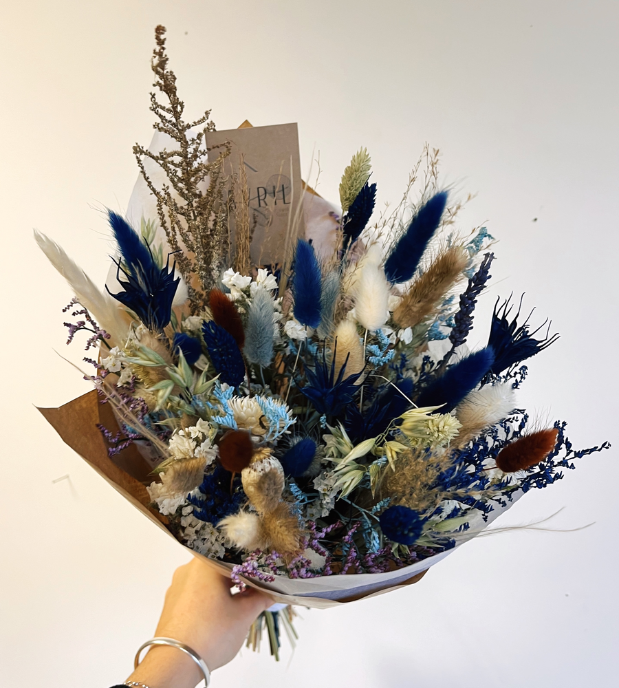 Bouquet de fleurs séchées tons bleu et beige