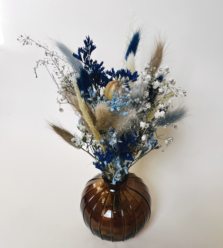 Bouquet de fleurs séchées bleu avec vase