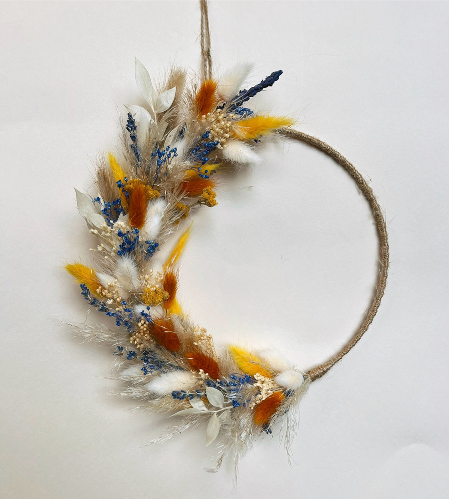 Couronne de fleurs séchées tons bleu, beige et jaune