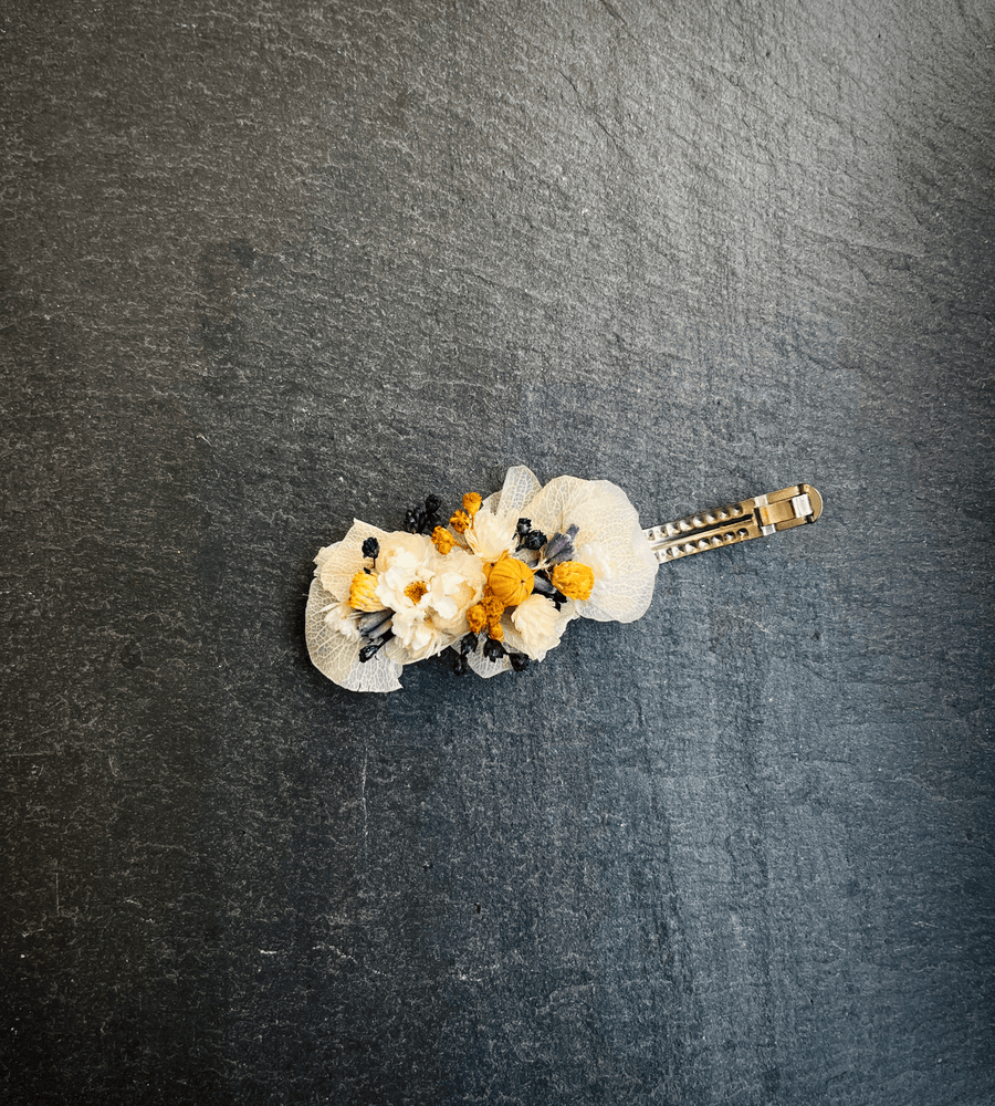 Barrette fleurs séchées tons blanc, jaune et bleu