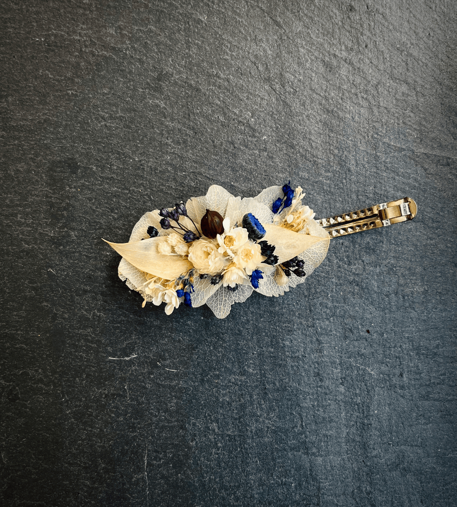 Barrette fleurs séchées blanc touche marron et bleu