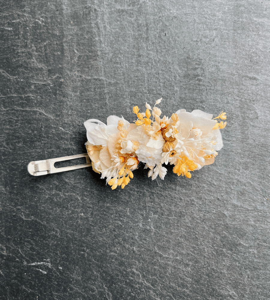 Barrette fleurs séchées blanche et touche d'orange