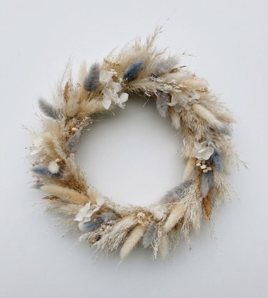 Couronne de fleurs séchées entière beige et bleu