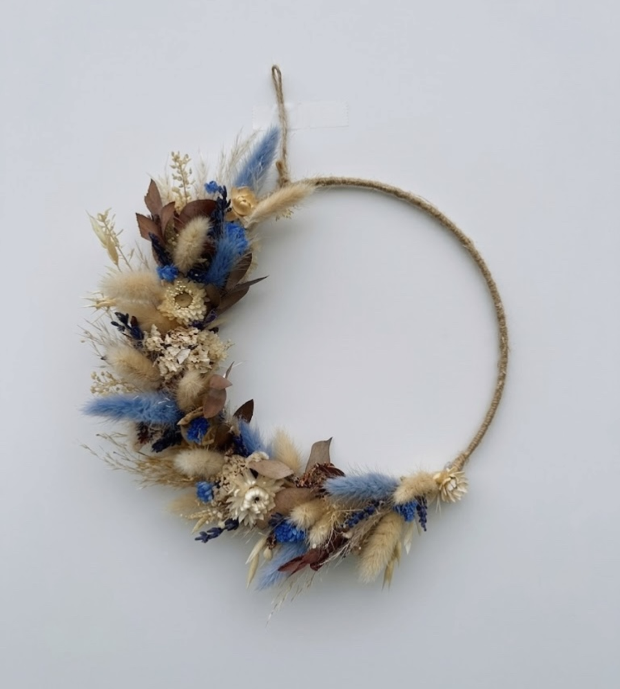 Couronne de fleurs séchées beige et bleu