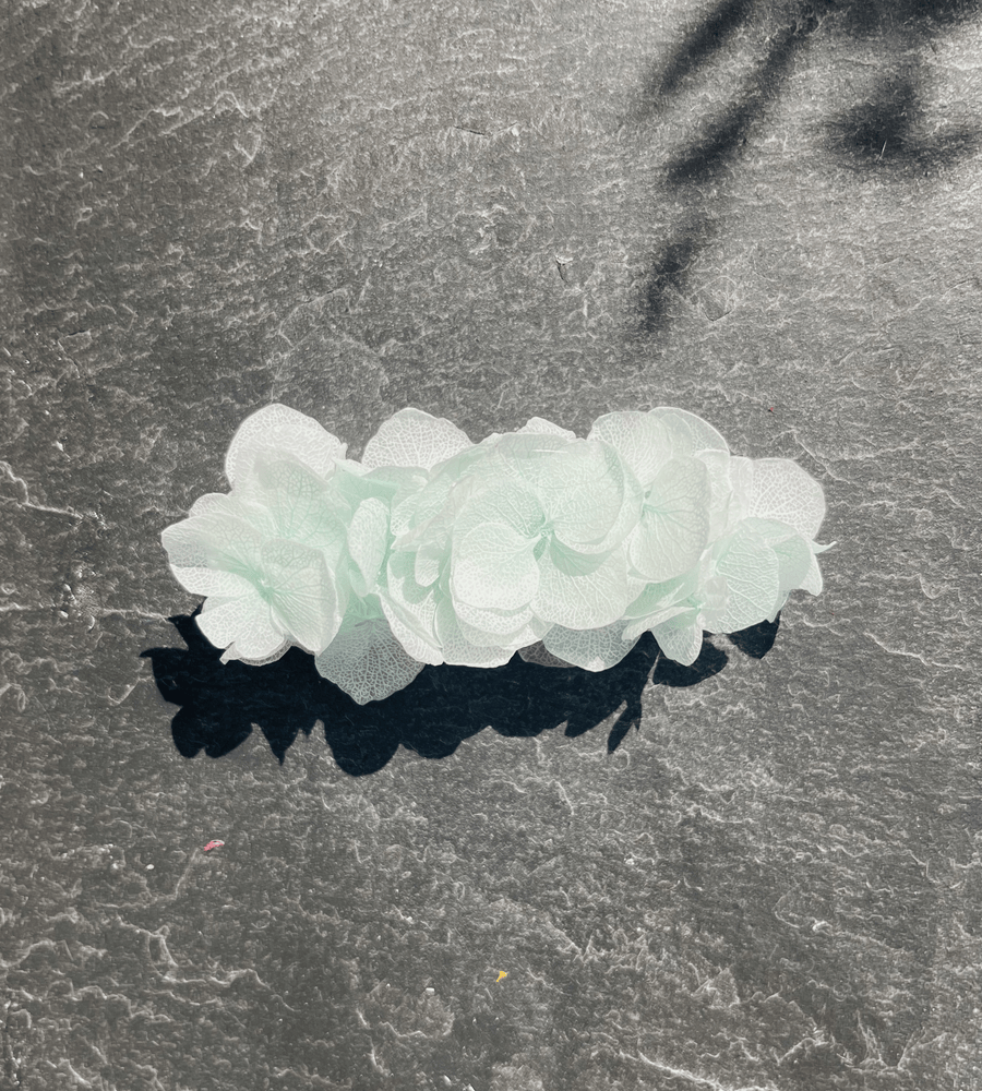 Pince crocodile fleurs séchées bleu ciel